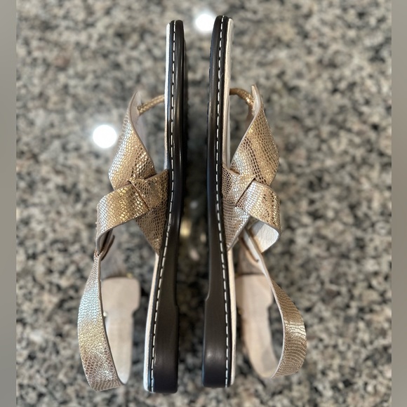 Donald J. Pliner Thong Sandals in Gold, Size 9M - Picture 4 of 14